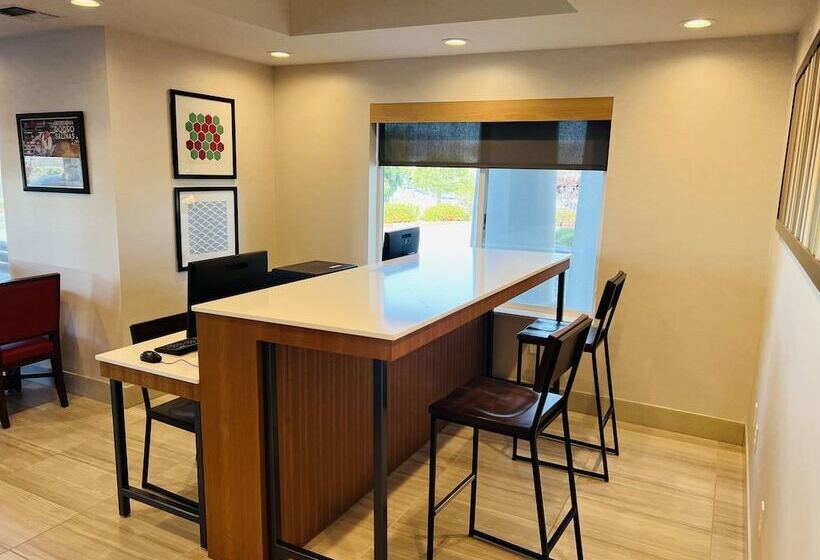 호텔 Holiday Inn Express & Suites Salinas, An Ihg