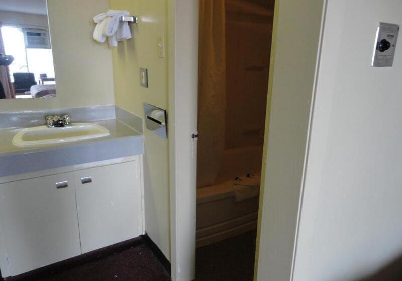 בית מלון כפרי Thriftlodge By Wyndham Regina North