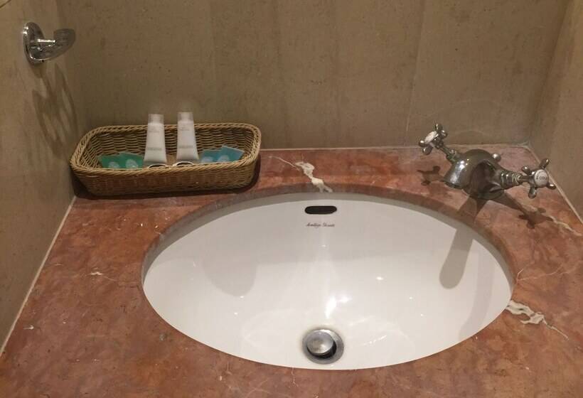 Fotos del hotel The New London Carlton Hotel & Service Apartments:  5