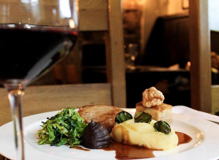 هاستل Fox And Hounds Llancarfan