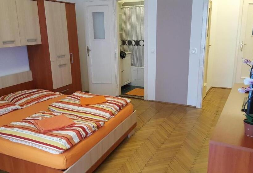 Boomerang Hostel