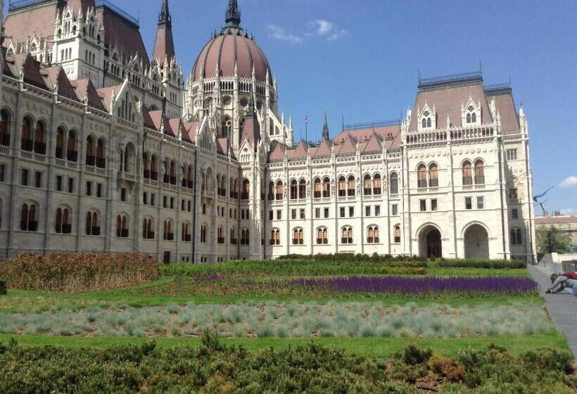مسافرخانه Jazzy Vibes Parliament Rooms And Ensuites
