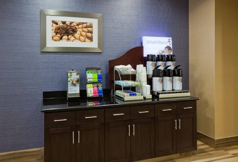 هتل Holiday Inn Express  & Suites Minot South