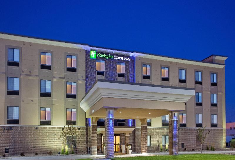 هتل Holiday Inn Express  And Suites Lincoln Airport