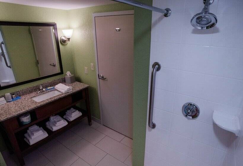 هتل Holiday Inn Express Hickory   Hickory Mart, An Ihg