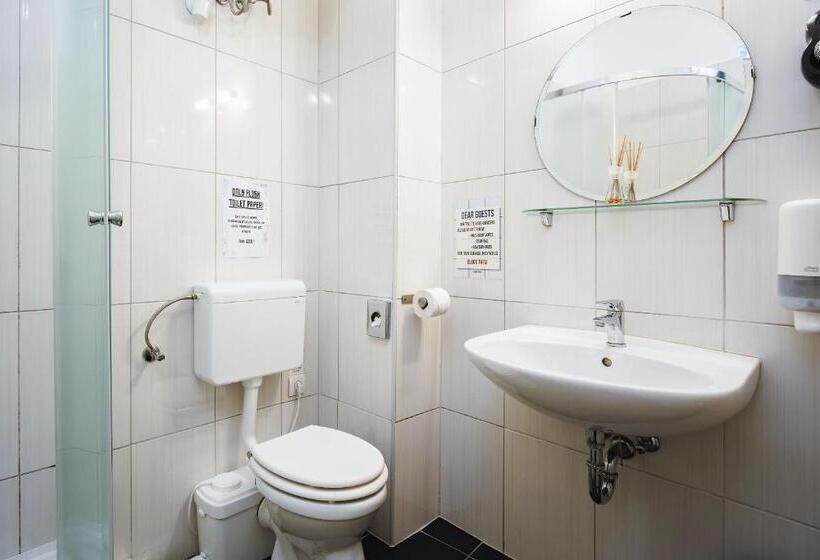 簡易ホテル Maverick Ensuites