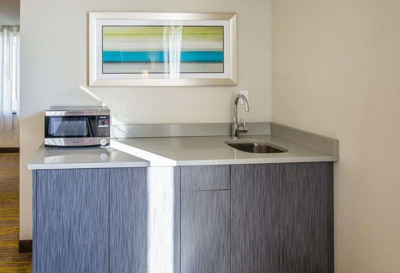 هتل Comfort Suites Miami Airport North