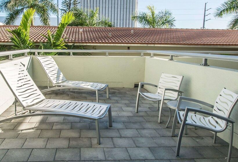 هتل Comfort Suites Miami Airport North