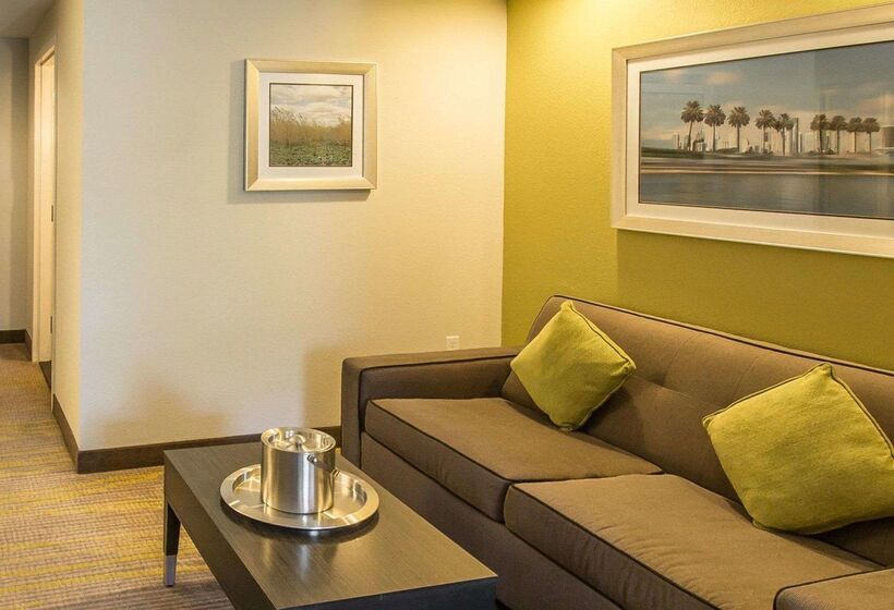 هتل Comfort Suites Miami Airport North