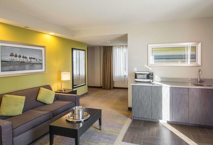 هتل Comfort Suites Miami Airport North