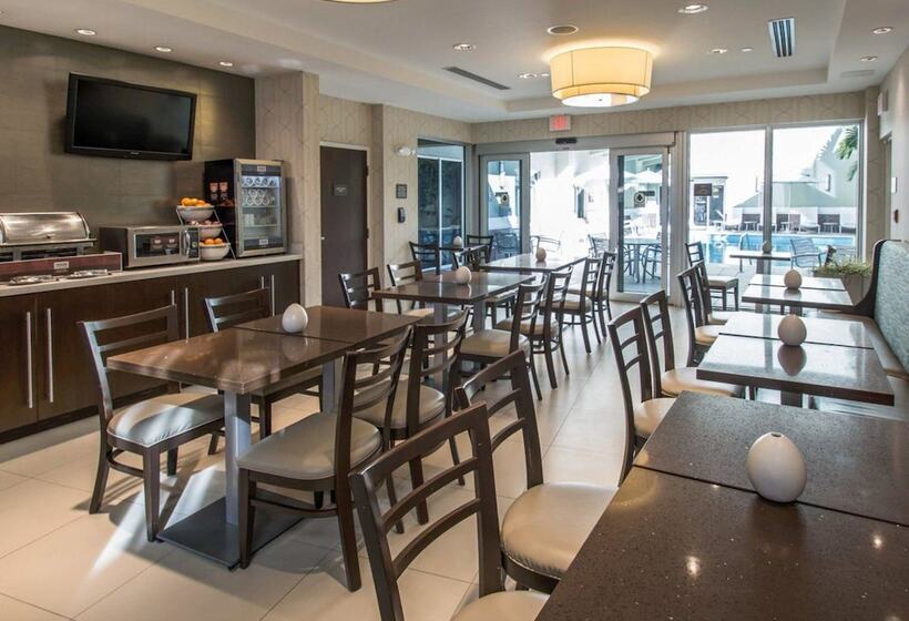 هتل Comfort Suites Miami Airport North