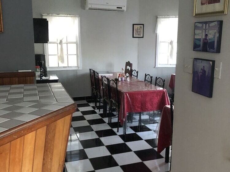 هتل Coningsby Inn