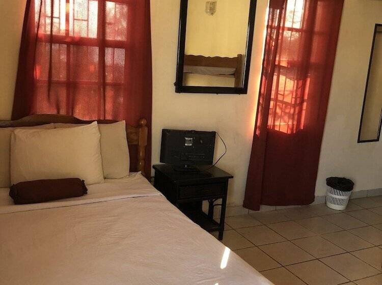 هتل Coningsby Inn