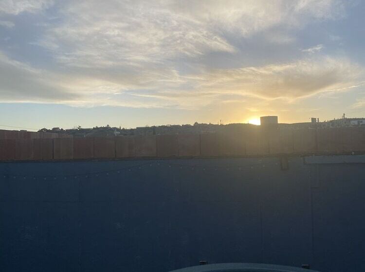 فندق على الطريق Charles Hotsprings