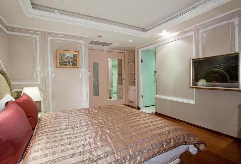 هتل Charming Castle