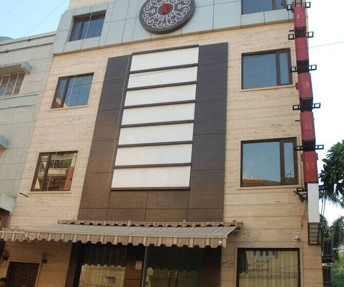 هتل Fabexpress Yug Villa Karol Bagh