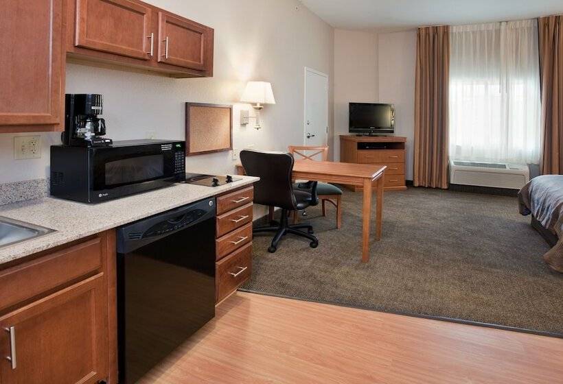 בית מלון כפרי Candlewood Suites Kansas City Northeast, An Ihg