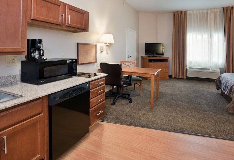 هتل Candlewood Suites Kansas City Northeast