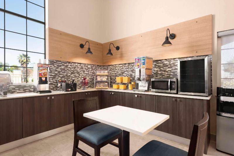 Fotos del hotel Days Inn & Suites By Wyndham Houston Hobby Airport:  20