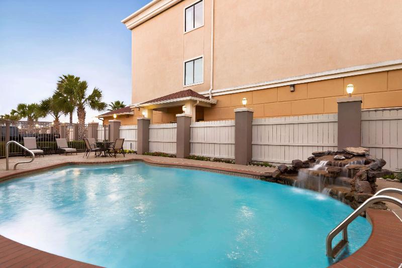 Days Inn & Suites By Wyndham Houston Hobby Airport