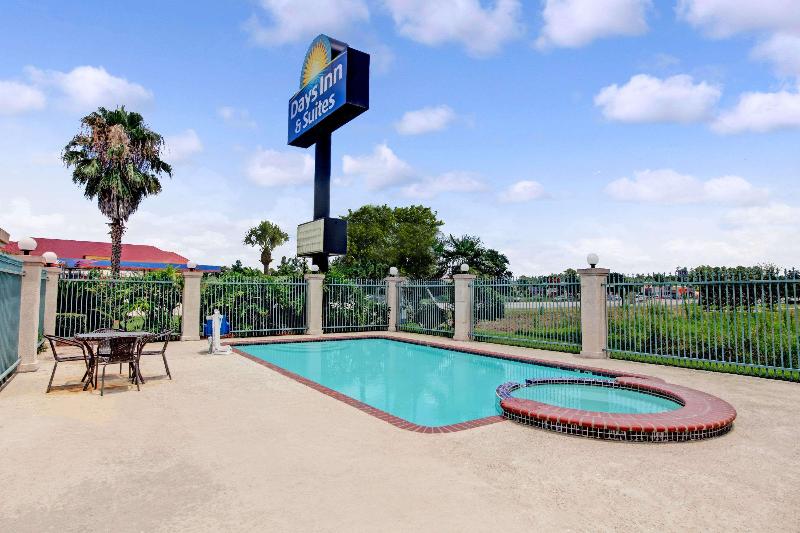 Отель Days Inn & Suites By Wyndham Houston North Spring