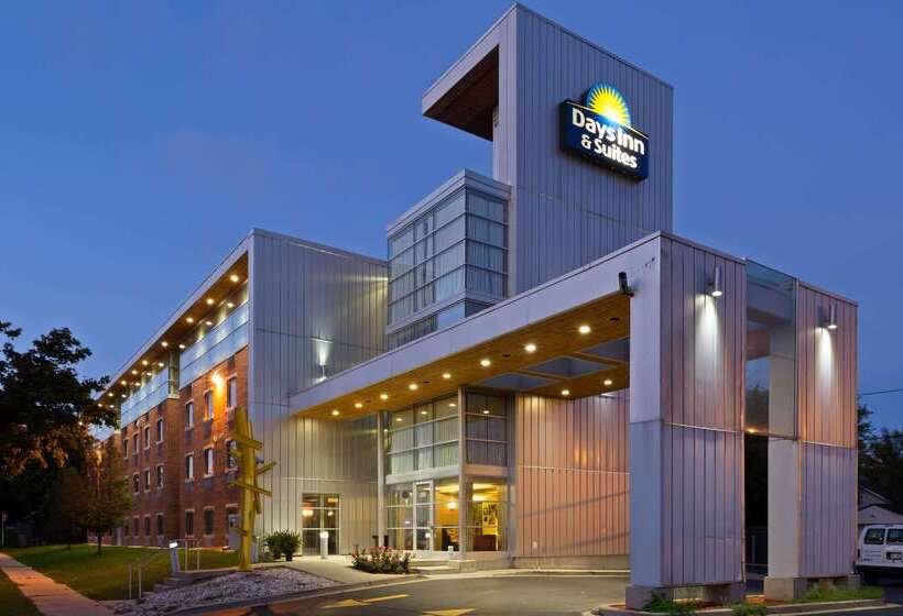 هتل Days Inn & Suites By Wyndham Milwaukee