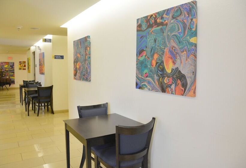 هتل Days Inn & Suites By Wyndham Milwaukee