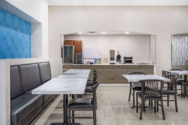 هتل Days Inn & Suites By Wyndham Niagara Falls/buffalo