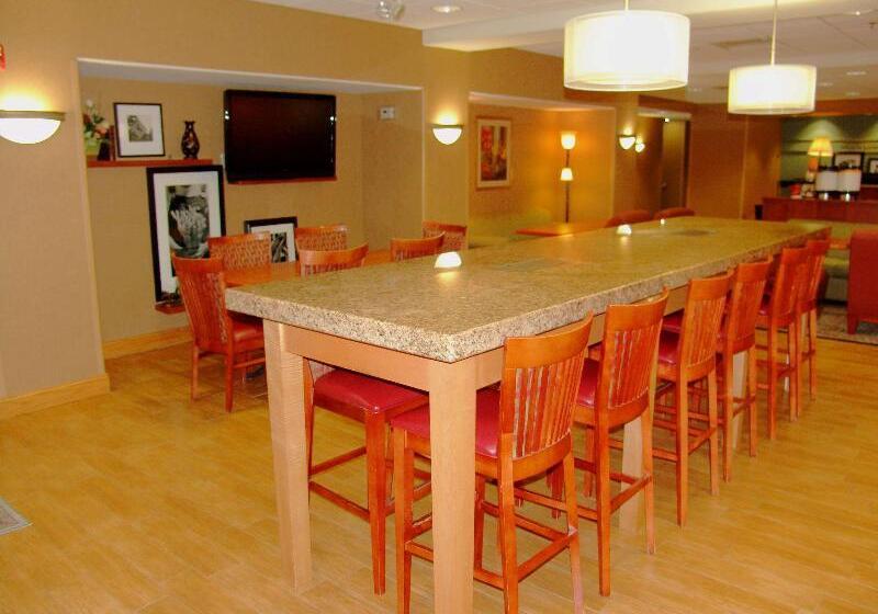 هتل Hampton Inn Garden City