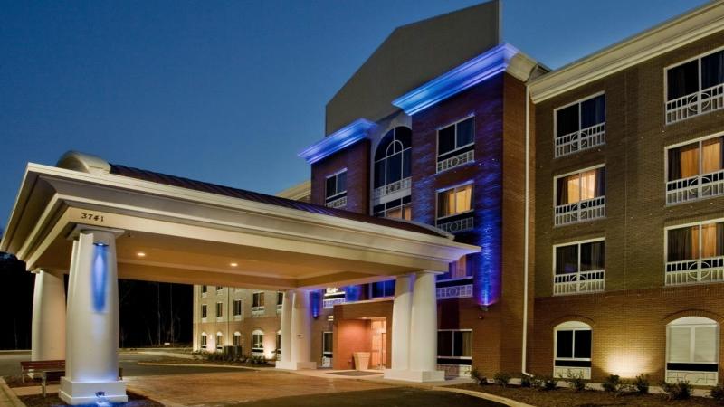 هتل Holiday Inn Express  & Suites Raleigh Sw  At Nc State