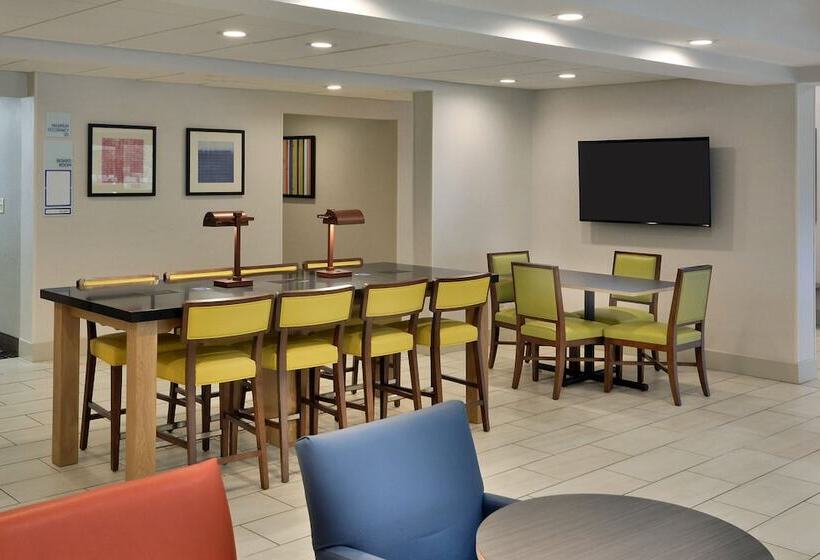 هتل Holiday Inn Express Raleigh Durham Airport, An Ihg