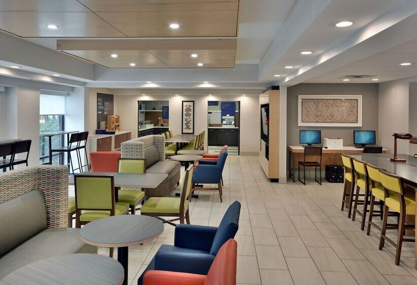 هتل Holiday Inn Express Raleigh Durham Airport, An Ihg