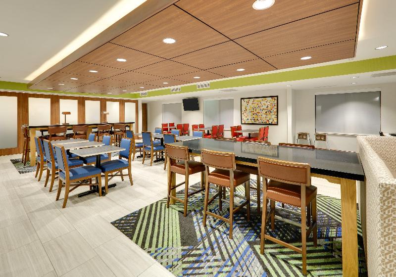 هتل Holiday Inn Express & Suites Mitchell, An Ihg