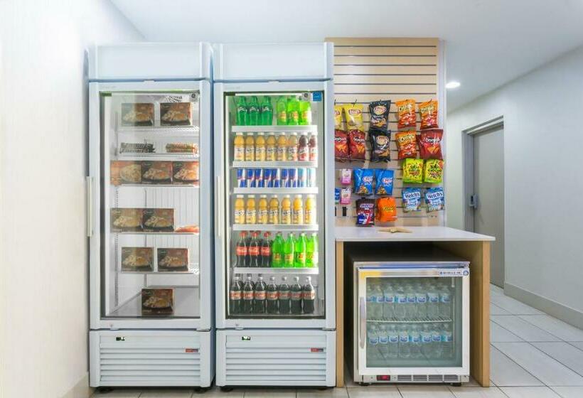 هتل Holiday Inn Express & Suites Wilmington University Center, An Ihg