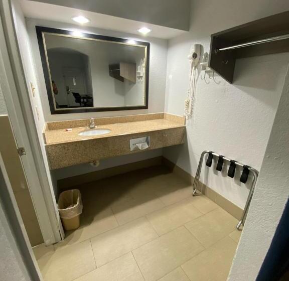 هتل Super 8 By Wyndham Houston Hobby Airport South