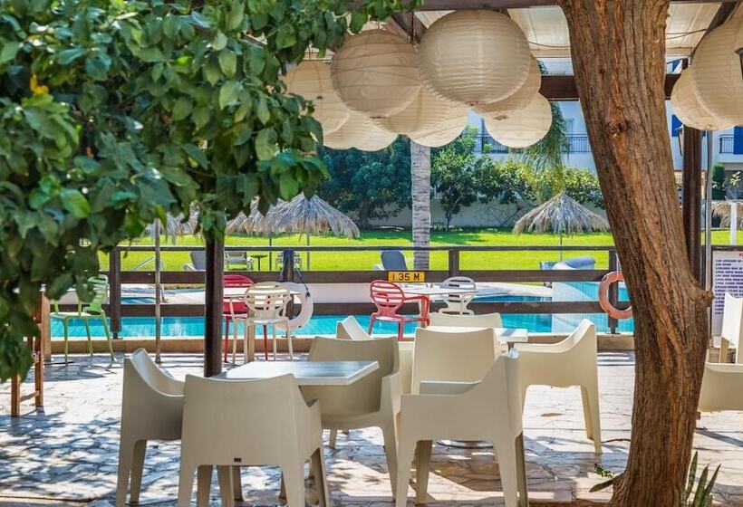 هتل Captain Karas Holidays Apartments