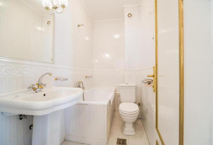 هتل Carpati Imparatul Romanilor