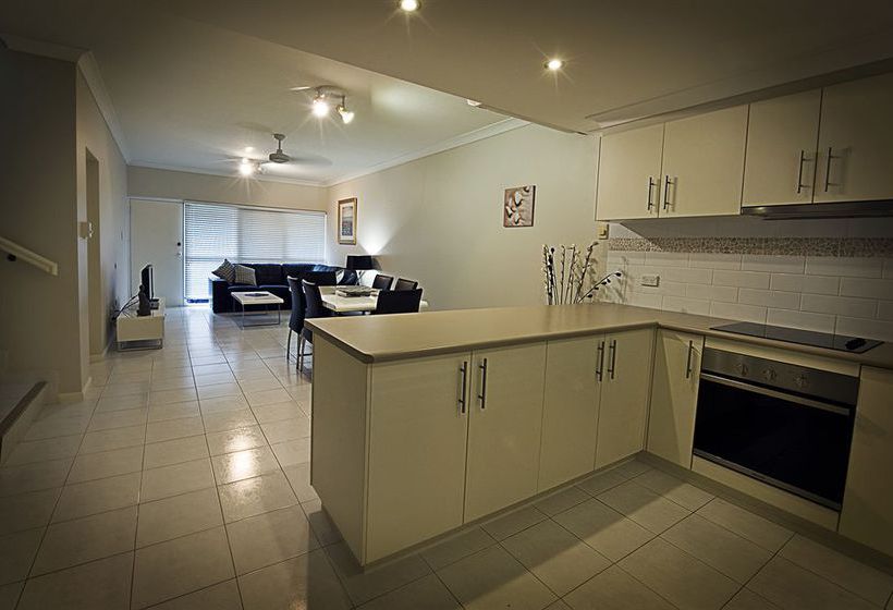 هتل Costa Royale Trinity Beach