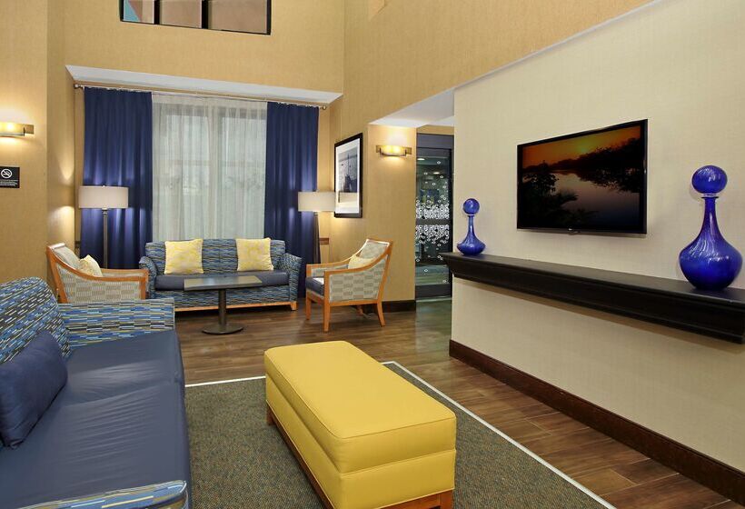 هتل Hampton Inn & Suites Madisonville