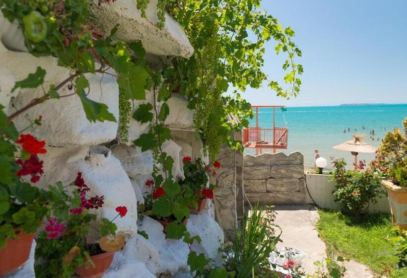 هتل Iris Beach