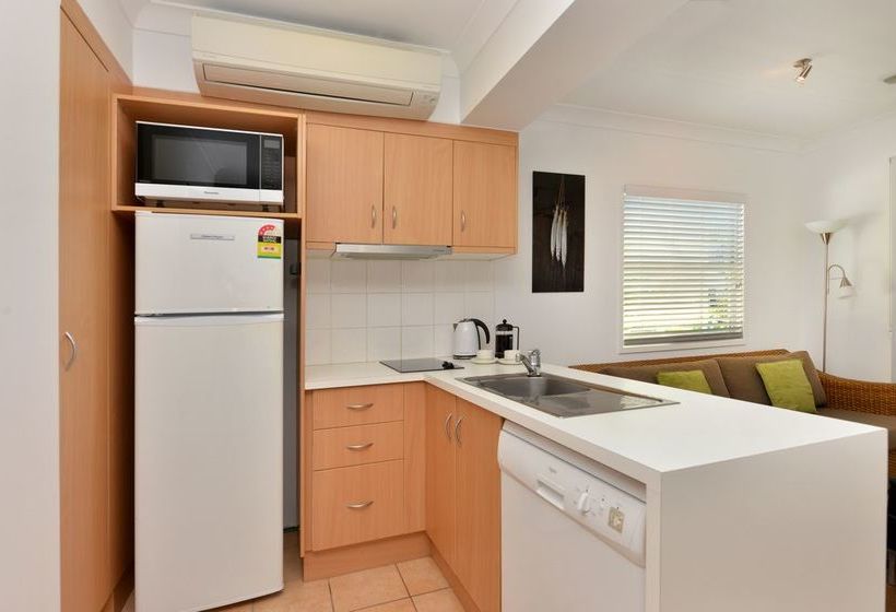 هتل Port Douglas Apartments   Adults Only Oasis