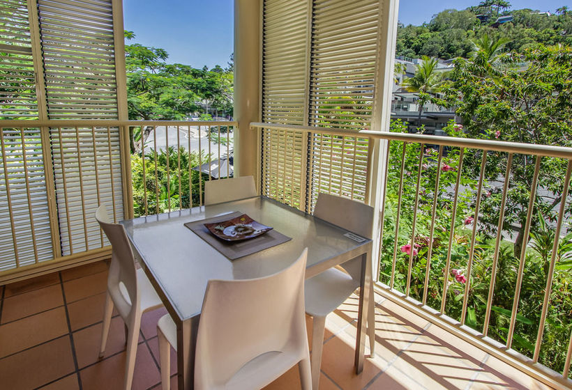 هتل Port Douglas Apartments   Adults Only Oasis