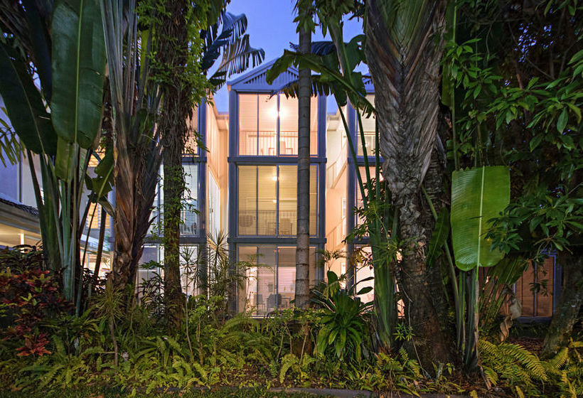 هتل Port Douglas Apartments   Adults Only Oasis