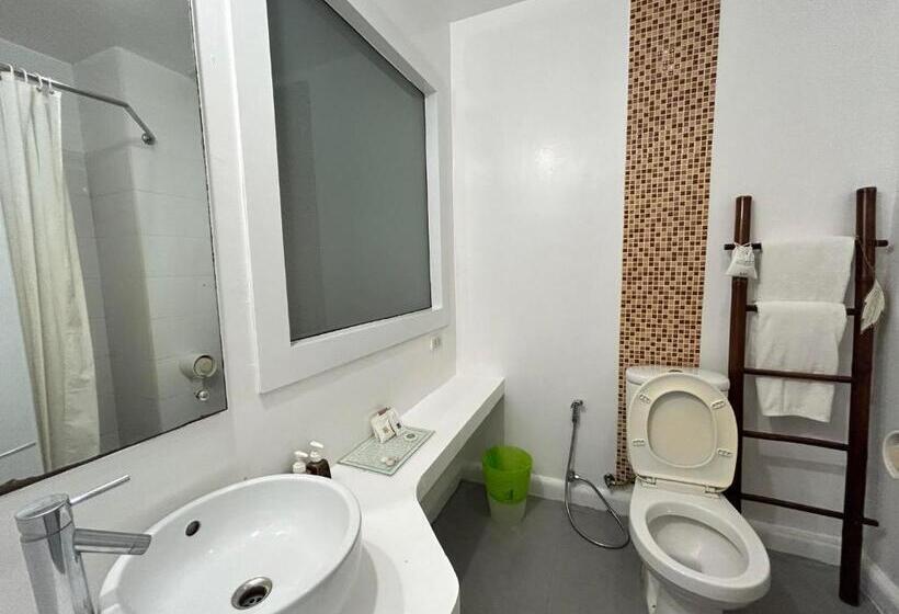 בית מלון כפרי Benyada Lodge   Surin Beach