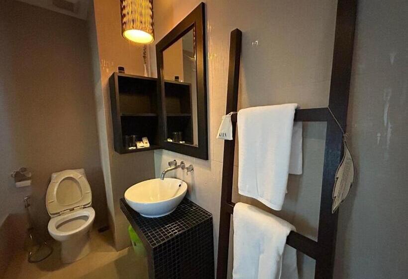 בית מלון כפרי Benyada Lodge   Surin Beach