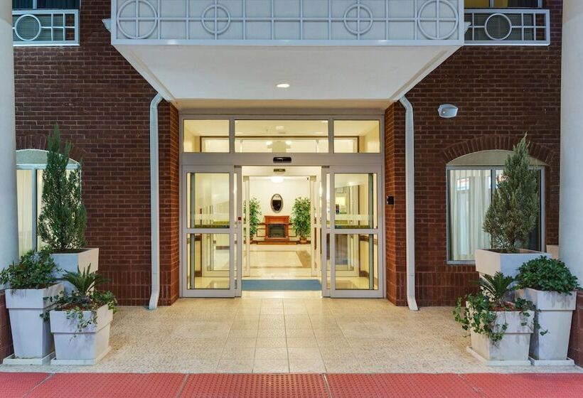 Отель Holiday Inn Express & Suites Moultrie, An Ihg