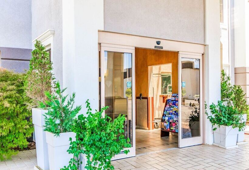 בית מלון כפרי Oyo Townhouse Oklahoma City Airport