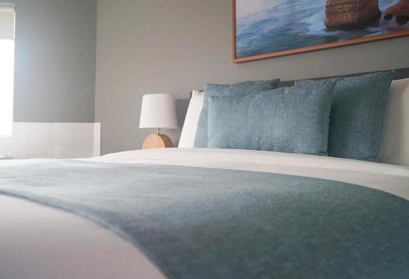 Отель Waves Luxury Suites