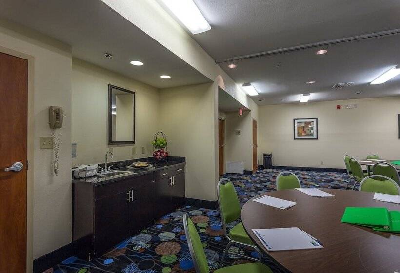 هتل Holiday Inn Express  & Suites Edmond