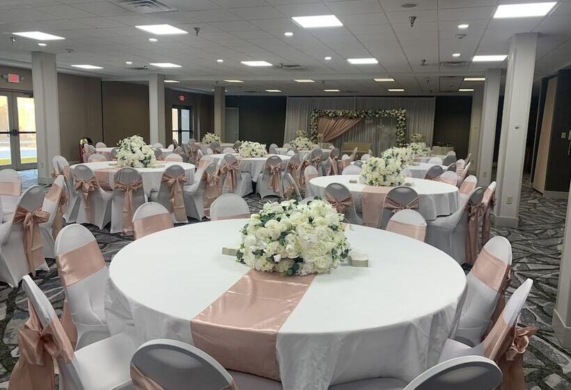 هتل Holiday Inn Express And Suites Pittsburgh West Mifflin, An Ihg